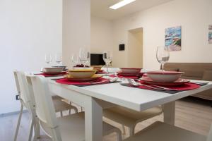 A television and/or entertainment centre at Endless Summer Apartment