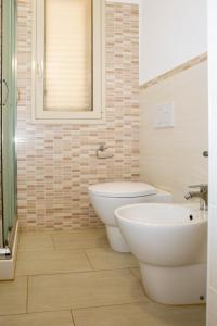 A bathroom at Endless Summer Apartment