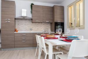 A kitchen or kitchenette at Endless Summer Apartment