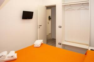 A bed or beds in a room at Endless Summer Apartment
