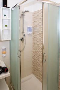 Bathroom sa Endless Summer Apartment