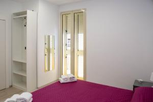 A bed or beds in a room at Endless Summer Apartment