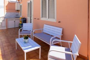 A kitchen or kitchenette at Endless Summer Apartment