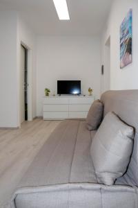 A television and/or entertainment centre at Endless Summer Apartment