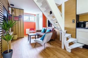 sala de estar con escalera y sofá en Ilbetea - Duplex tout confort - Plage à 400 m - Parking - Wifi, en San Juan de Luz