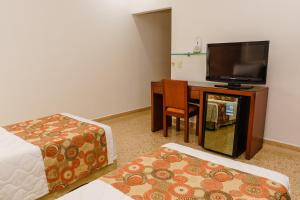 TV a/nebo společenská místnost v ubytování HOTEL OSCAR Tradición