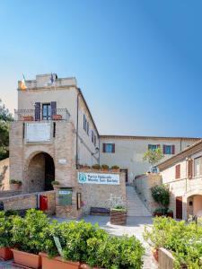 ein Gebäude mit einer Treppe, die zu einem Innenhof mit Pflanzen führt in der Unterkunft Fronte Mura Castellane - Le ortensie di Liliana in Fiorenzuola di Focara