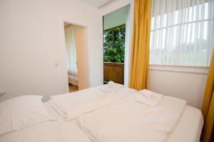 Una cama o camas en una habitación de LOW BUDGET Apartment KITZ 10