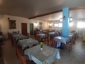 una sala da pranzo con tavoli e sedie con tovaglia bianca di La Piccola Mole a Peschici