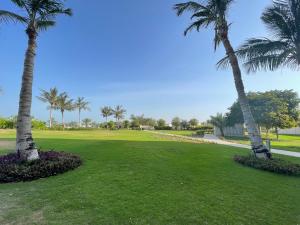 Private Suites Al Hamra Palace at golf & sea resort tesisinin dışında bir bahçe