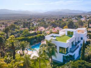 una vista aérea de una casa blanca con piscina en Grandes apartamentos de lujo en una casa con piscina en Javea en Montgo