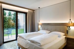 una camera da letto con un letto e una grande finestra di The Hang Over a Andau