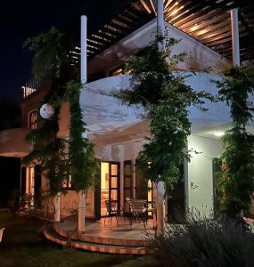 ein Haus mit einer Terrasse in der Nacht in der Unterkunft Green Villa in Olives in Bar