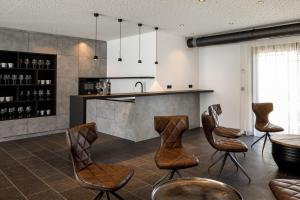 una cucina con sedie e bancone con bar di The Hang Over a Andau