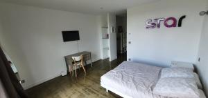 Łóżko lub łóżka w pokoju w obiekcie VILLA INATTENDUE