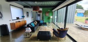 ein Wohnzimmer mit einem Sofa und einem Tisch in der Unterkunft VILLA INATTENDUE in Liffré