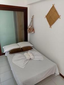 een bed met twee handdoeken in een kamer bij Nas areias de Ponta Negra - Araça-309 in Natal