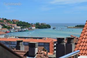 Blick auf einen Hafen mit Booten im Wasser in der Unterkunft Rincón del Cantábrico: para amantes de las buenas vistas in San Vicente de la Barquera