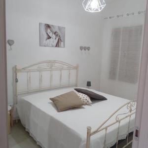 sypialnia z białym łóżkiem z białą narzutą w obiekcie Casa Angelina Summer w mieście Casalabate
