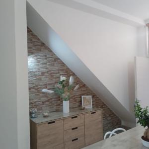 Pokój z drewnianą komodą i ceglaną ścianą w obiekcie Casa Angelina Summer w mieście Casalabate