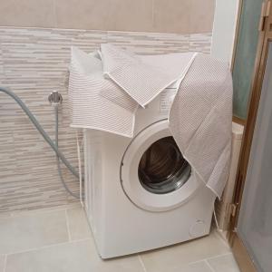 pralka z ręcznikami na górze w obiekcie Casa Angelina Summer w mieście Casalabate +25 zdjęć