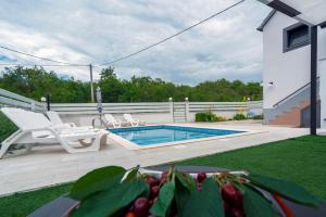 Bazén v ubytování Luxury with gallery, heated pool only for you-KLIS CRO nebo v jeho okolí + 37 fotografií