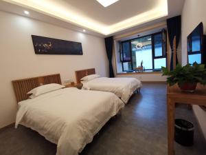 Postel nebo postele na pokoji v ubytování ManBuYunDuan.Theme Inn