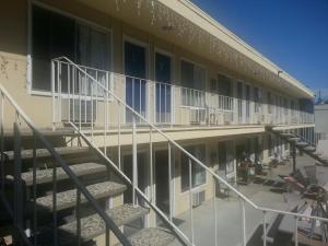 an external view of a building with stairs on it at Colusa Riverside Inn in Colusa
