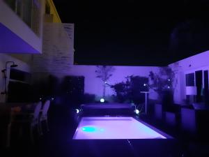 Fotografia z galérie ubytovania Maison de bien être 150m2 au bord du canal avec piscine chauffée au sel à 2 pas de la plage et du centre ville v destinácii Palavas-les-Flots