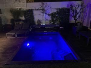 Fotografia z galérie ubytovania Maison de bien être 150m2 au bord du canal avec piscine chauffée au sel à 2 pas de la plage et du centre ville v destinácii Palavas-les-Flots