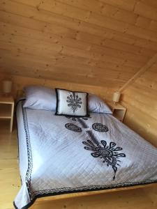 A bed or beds in a room at Zakopiańskie domki przy potoku