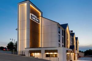 鸽子谷Hotel LeBlanc Best Western Signature Collection的酒店建筑侧面有招牌