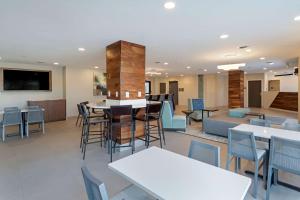 Hotel LeBlanc Best Western Signature Collection的电视和/或娱乐中心