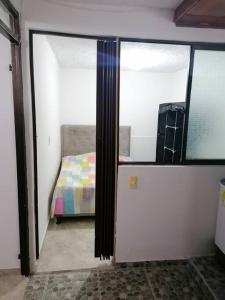 Postel nebo postele na pokoji v ubytování Bienvenido a tu segundo hogar a dos cuadras del centro recreaciónal lagos club comfatolima