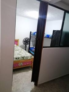 Postel nebo postele na pokoji v ubytování Bienvenido a tu segundo hogar a dos cuadras del centro recreaciónal lagos club comfatolima