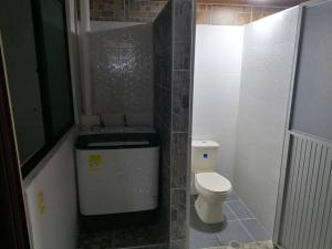Koupelna v ubytování Bienvenido a tu segundo hogar a dos cuadras del centro recreaciónal lagos club comfatolima