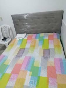 Postel nebo postele na pokoji v ubytování Bienvenido a tu segundo hogar a dos cuadras del centro recreaciónal lagos club comfatolima
