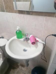 Koupelna v ubytování Bienvenido a tu segundo hogar a dos cuadras del centro recreaciónal lagos club comfatolima