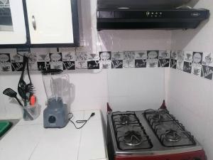 Kuchyň nebo kuchyňský kout v ubytování Bienvenido a tu segundo hogar a dos cuadras del centro recreaciónal lagos club comfatolima