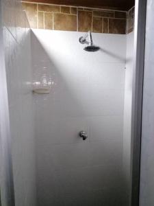 Phòng tắm tại Bienvenido a tu segundo hogar a dos cuadras del centro recreaciónal lagos club comfatolima