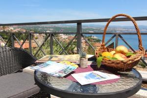 オパティヤにあるApartments Seccarecciaの景色を望むテーブルに置かれたフルーツバスケット