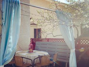 una mesa y sillas en un patio con cortina en Brother Li Homestay, en Calgary