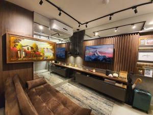 Uma TV ou centro de entretenimento em Vertigo Premium Studios - Luxo no 23º Andar