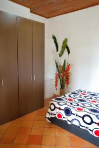 a bedroom with a bed and wooden cabinets at Casa Finca Villa Luz a 800 mts del Parque del Café in Montenegro