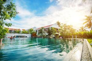 uma piscina em frente a uma casa em Legacy Hoi An Resort em Hoi An