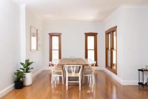 een eetkamer met een tafel en stoelen bij Kuzman Homestead in Mudgee +6 foto's