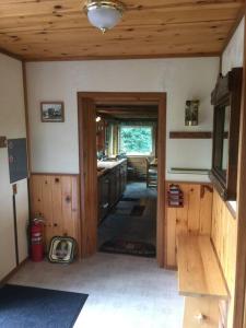 een kamer met een keuken met een wastafel en een deuropening bij Denali Park Homestead in McKinley Park