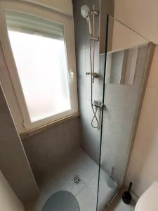 een douche met een glazen deur in de badkamer bij WELCOME TO LISBOA in Lissabon