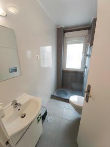 een witte badkamer met een wastafel en een toilet bij WELCOME TO LISBOA in Lissabon