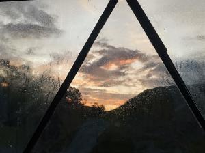 Východ nebo západ slunce při pohledu z kempu nebo okolí